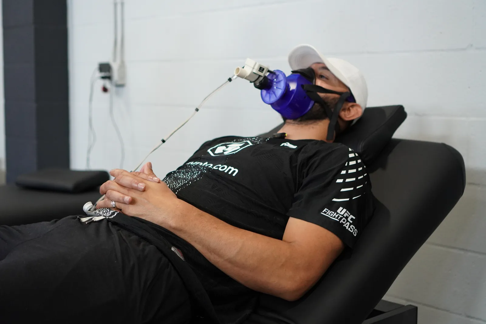 A member resting in the PNOĒ mask during a resting physiology test